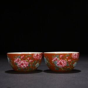 Qing Dynasty Yongzheng period alum red ground pastel flower pattern vat cup