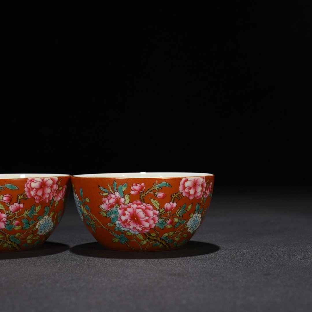 Qing Dynasty Yongzheng period alum red ground pastel flower pattern vat cup