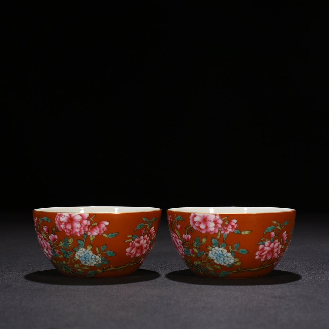 Qing Dynasty Yongzheng period alum red ground pastel flower pattern vat cup