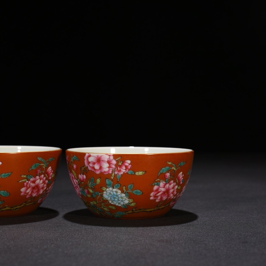 Qing Dynasty Yongzheng period alum red ground pastel flower pattern vat cup