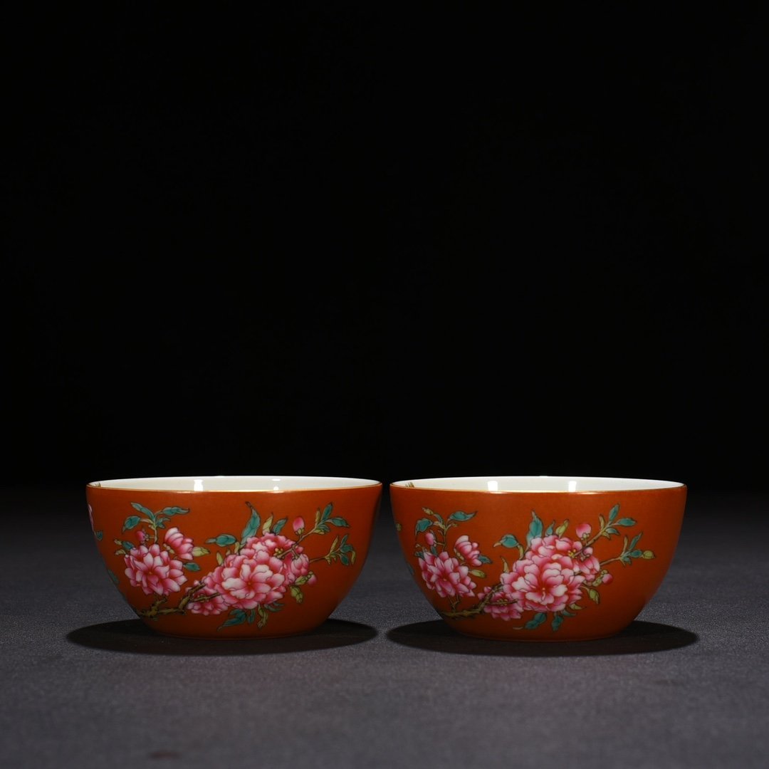 Qing Dynasty Yongzheng period alum red ground pastel flower pattern vat cup