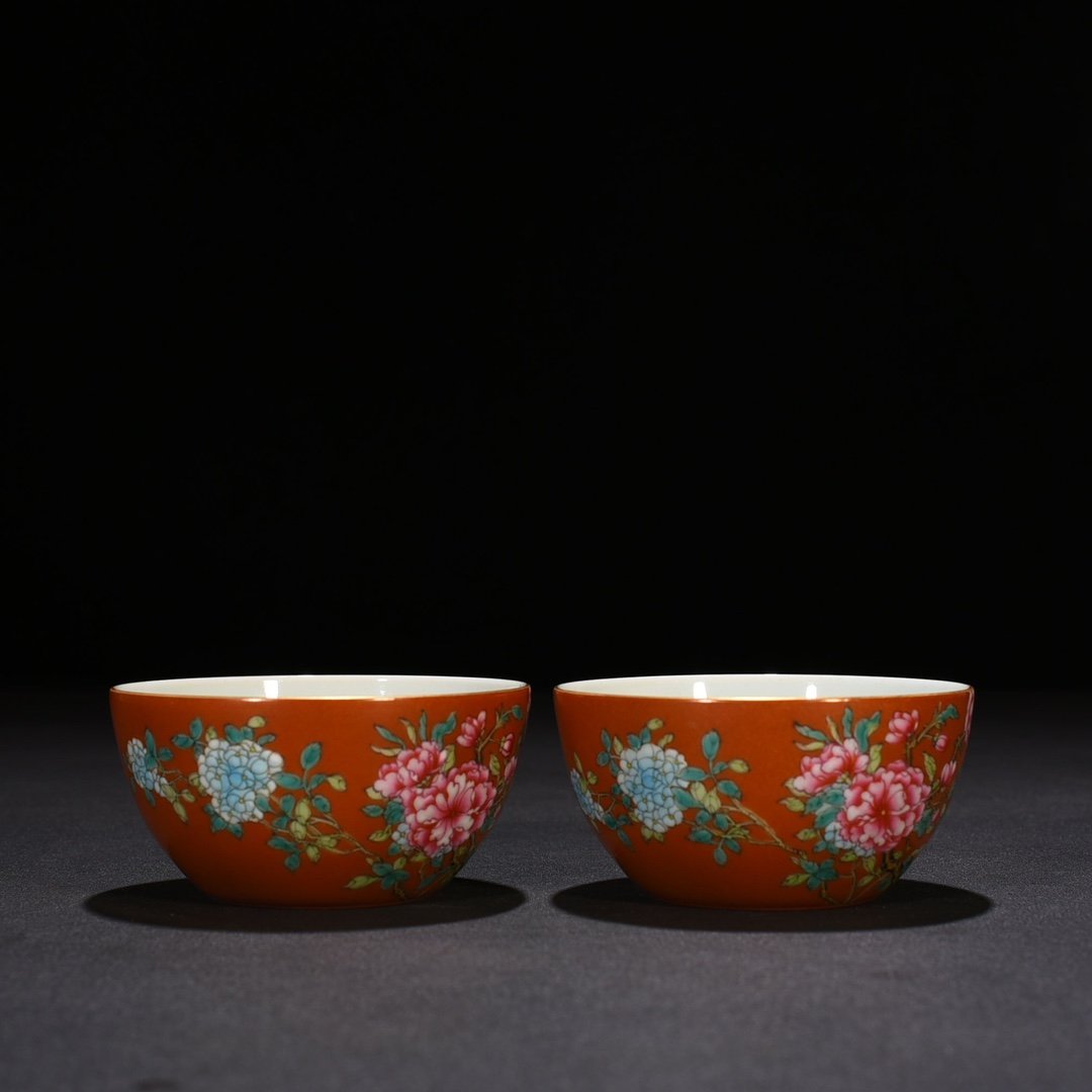 Qing Dynasty Yongzheng period alum red ground pastel flower pattern vat cup
