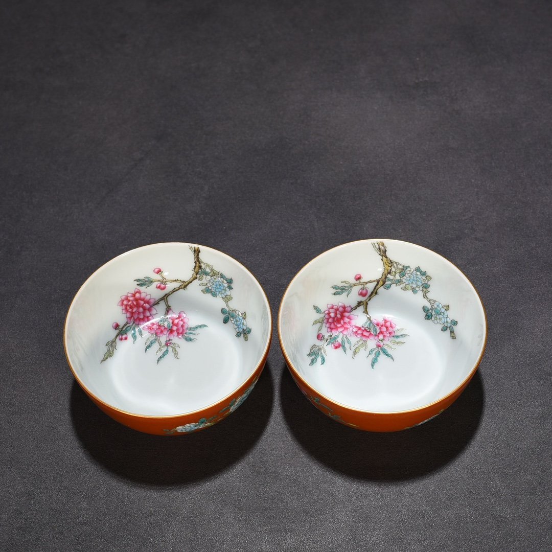Qing Dynasty Yongzheng period alum red ground pastel flower pattern vat cup