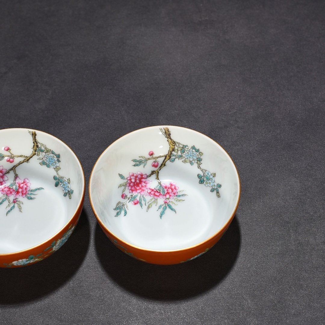 Qing Dynasty Yongzheng period alum red ground pastel flower pattern vat cup