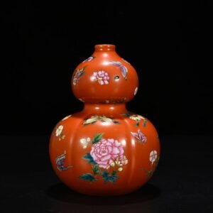 Qing Dynasty Yongzheng alum red ground butterfly love pattern gourd vase