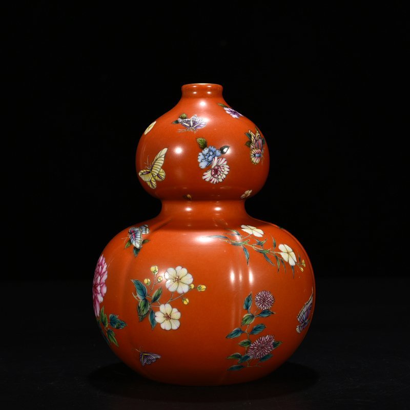Qing Dynasty Yongzheng alum red ground butterfly love pattern gourd vase