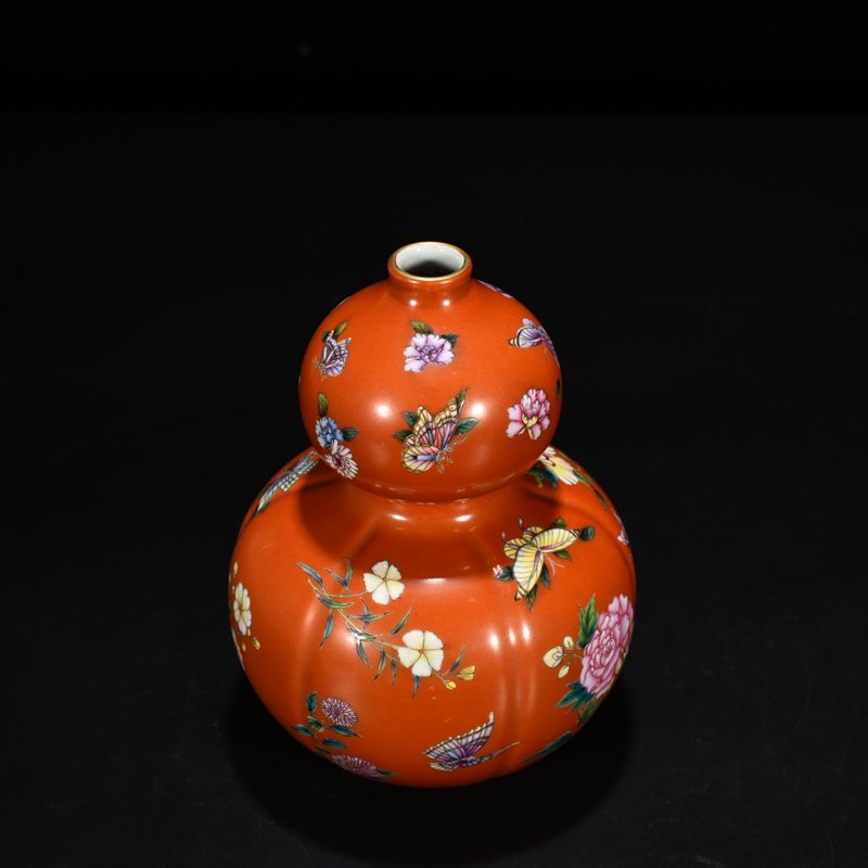 Qing Dynasty Yongzheng alum red ground butterfly love pattern gourd vase
