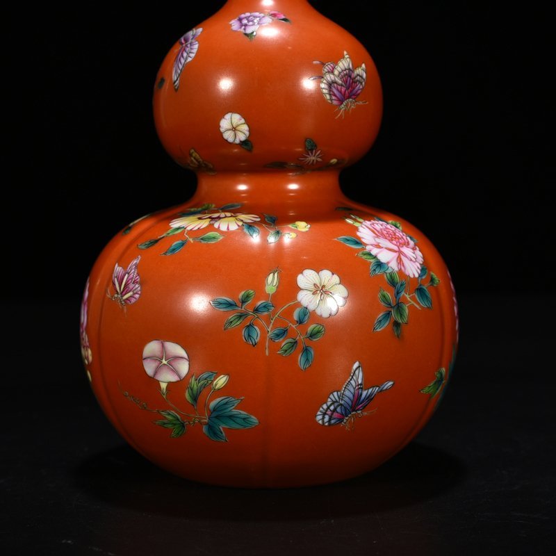 Qing Dynasty Yongzheng alum red ground butterfly love pattern gourd vase