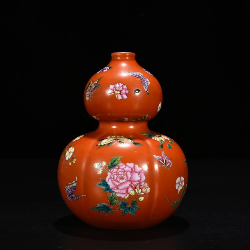 Qing Dynasty Yongzheng alum red ground butterfly love pattern gourd vase