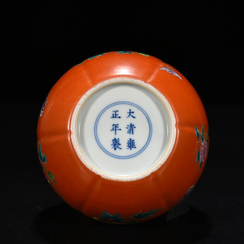 Qing Dynasty Yongzheng alum red ground butterfly love pattern gourd vase