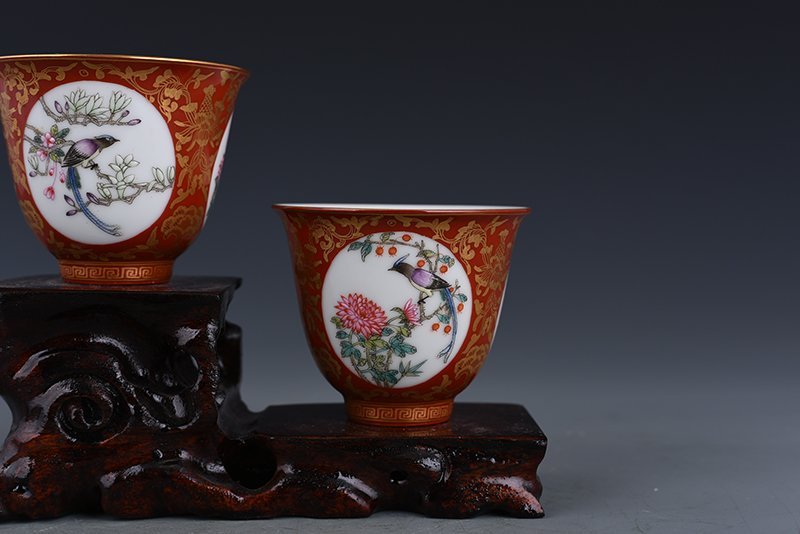 Qing Dynasty Yongzheng alum red gold consecrated flower and bird cup