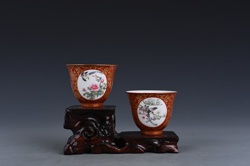 Qing Dynasty Yongzheng alum red gold consecrated flower and bird cup