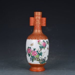 Qing Dynasty Yongzheng alum-red gold-painted peony flower pattern through-ear vase