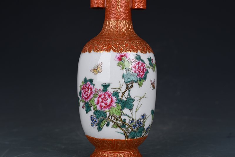 Qing Dynasty Yongzheng alum-red gold-painted peony flower pattern through-ear vase