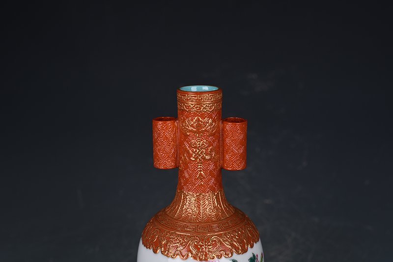 Qing Dynasty Yongzheng alum-red gold-painted peony flower pattern through-ear vase