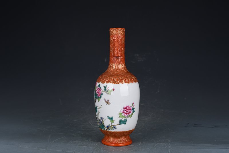 Qing Dynasty Yongzheng alum-red gold-painted peony flower pattern through-ear vase