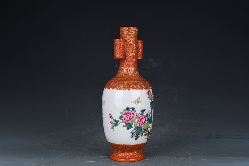 Qing Dynasty Yongzheng alum-red gold-painted peony flower pattern through-ear vase