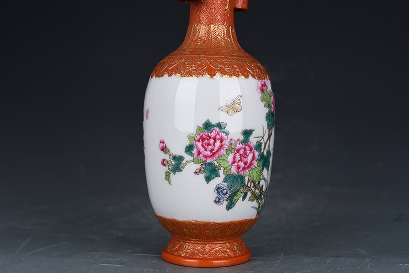 Qing Dynasty Yongzheng alum-red gold-painted peony flower pattern through-ear vase