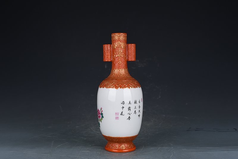 Qing Dynasty Yongzheng alum-red gold-painted peony flower pattern through-ear vase