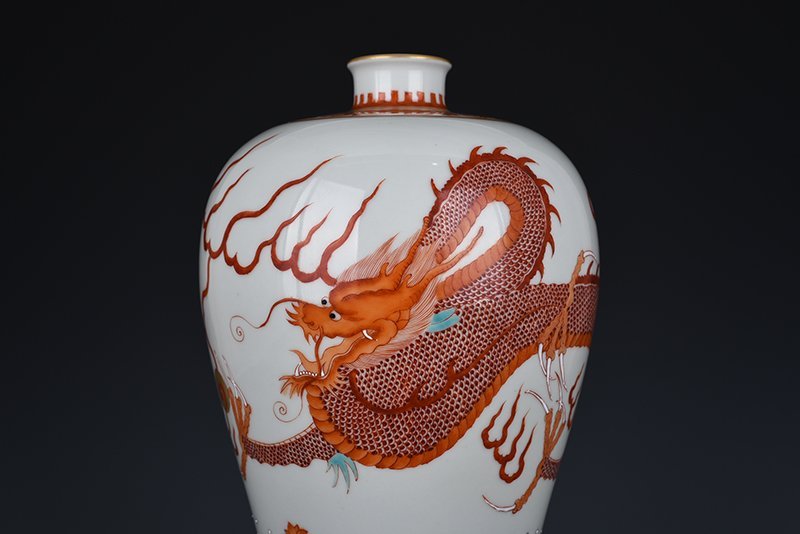 Qing Dynasty Yongzheng alum red sea dragon pattern plum vase