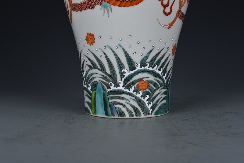Qing Dynasty Yongzheng alum red sea dragon pattern plum vase