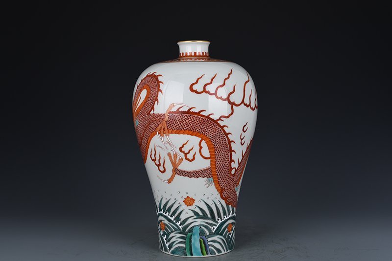 Qing Dynasty Yongzheng alum red sea dragon pattern plum vase
