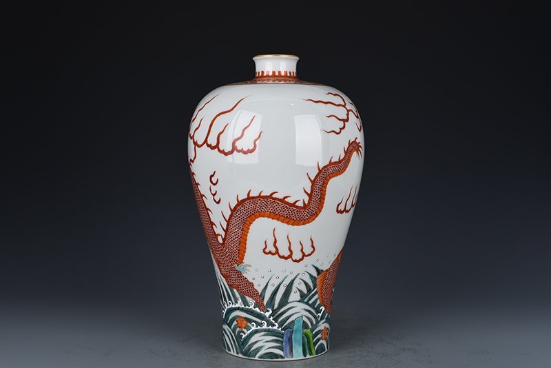 Qing Dynasty Yongzheng alum red sea dragon pattern plum vase