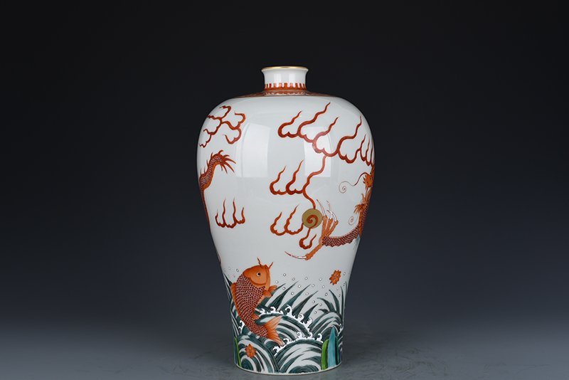Qing Dynasty Yongzheng alum red sea dragon pattern plum vase