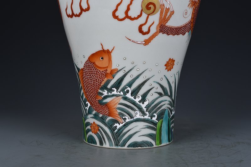 Qing Dynasty Yongzheng alum red sea dragon pattern plum vase