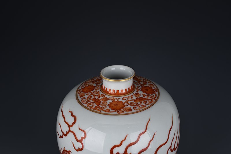 Qing Dynasty Yongzheng alum red sea dragon pattern plum vase