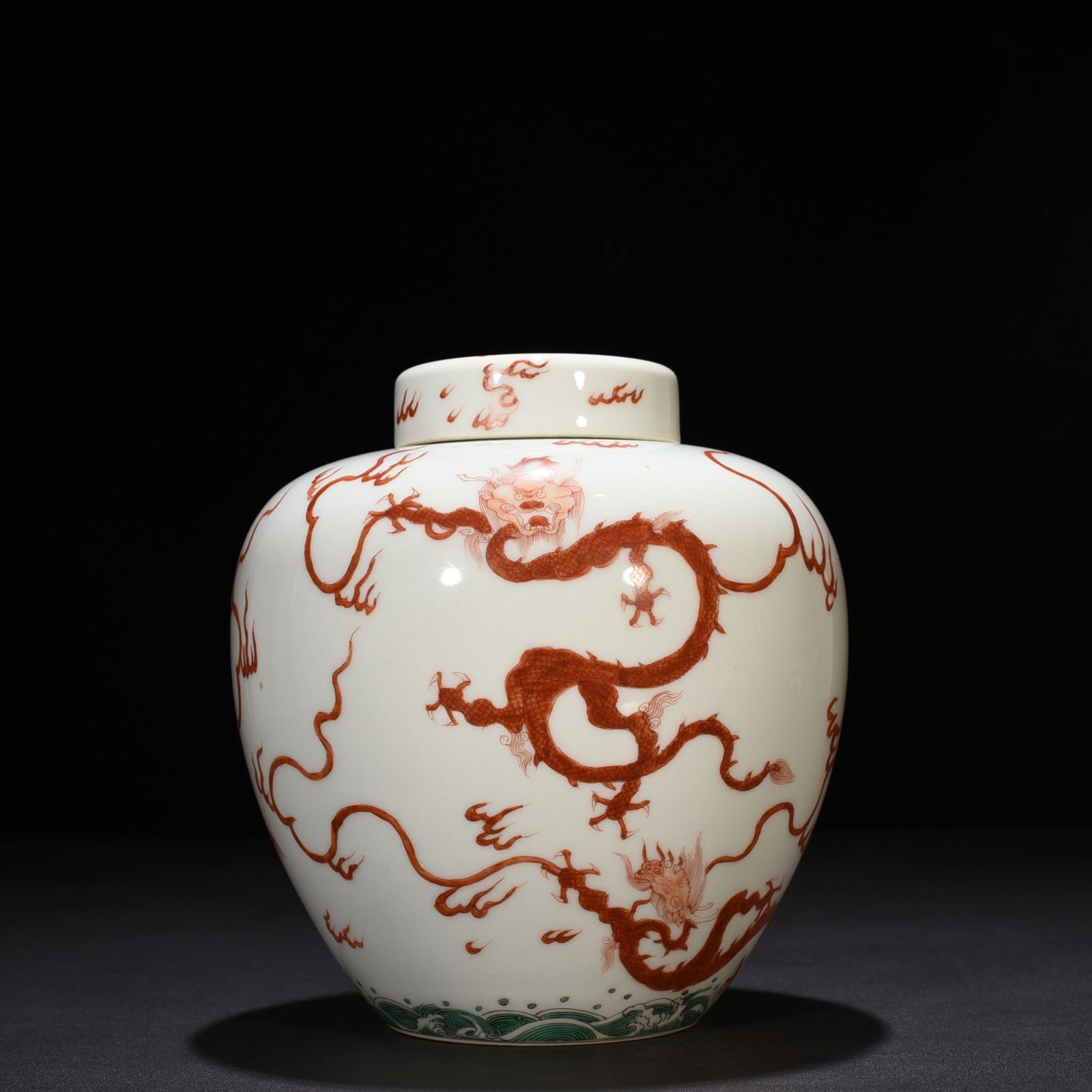 Qing Dynasty Yongzheng alum red sea water dragon pattern lid jar