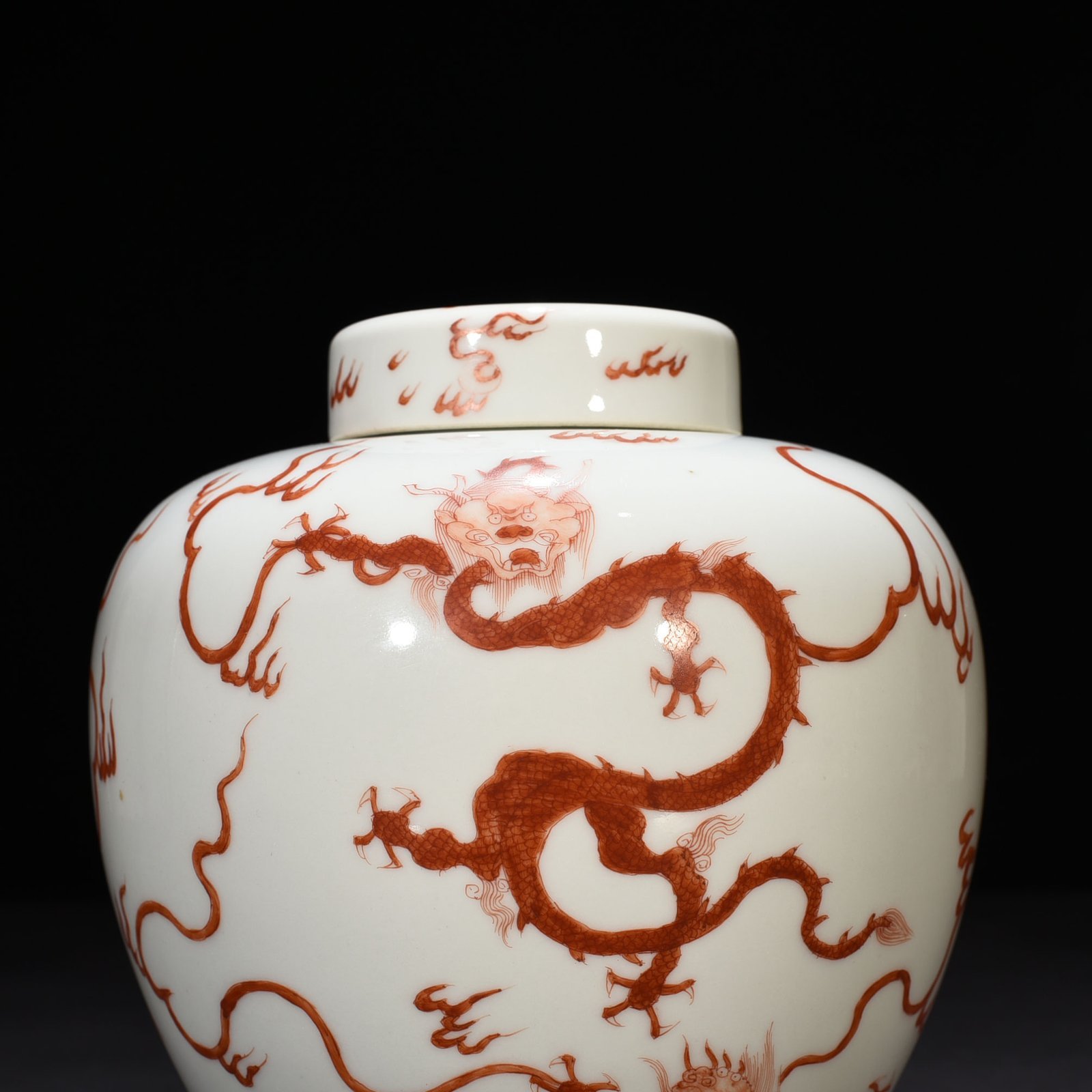 Qing Dynasty Yongzheng alum red sea water dragon pattern lid jar
