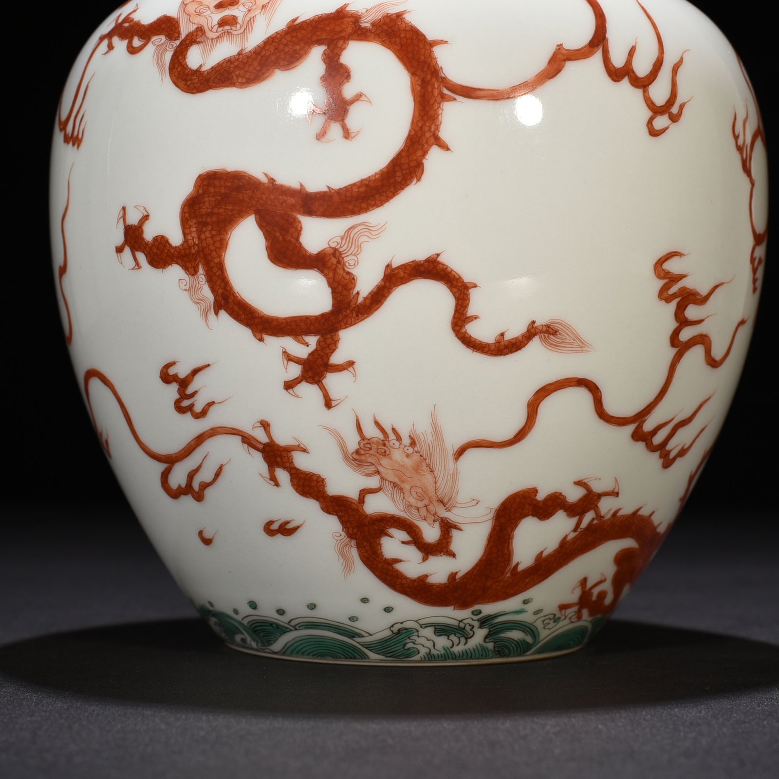 Qing Dynasty Yongzheng alum red sea water dragon pattern lid jar
