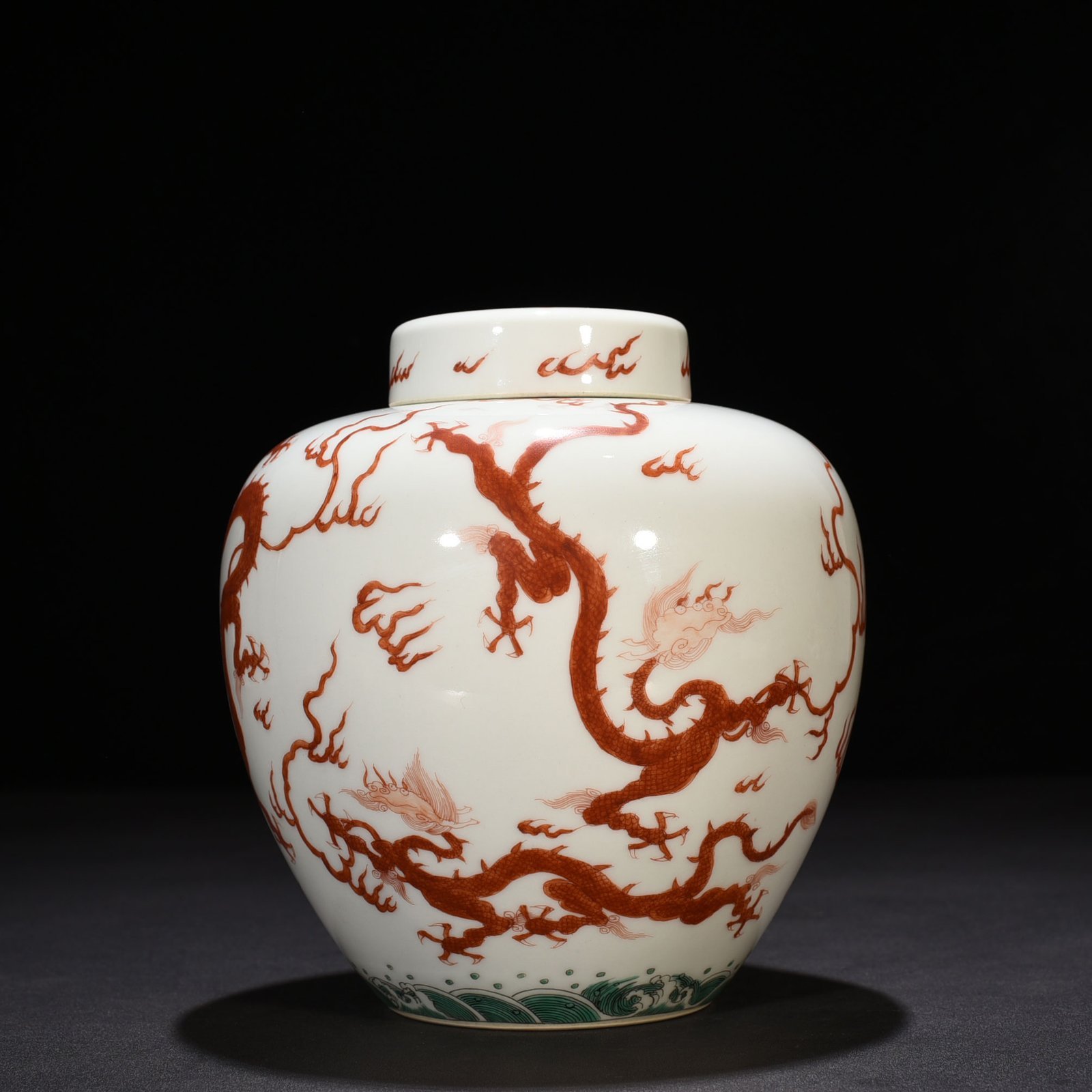 Qing Dynasty Yongzheng alum red sea water dragon pattern lid jar