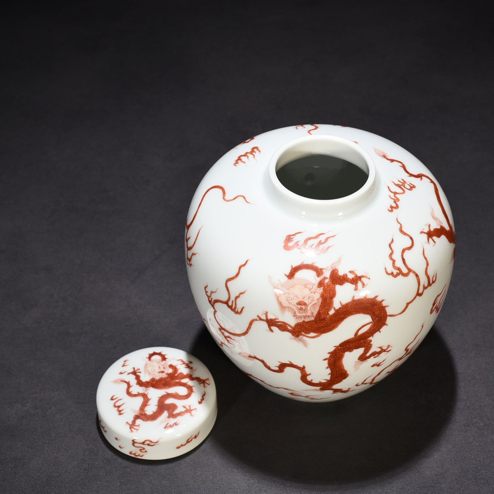 Qing Dynasty Yongzheng alum red sea water dragon pattern lid jar