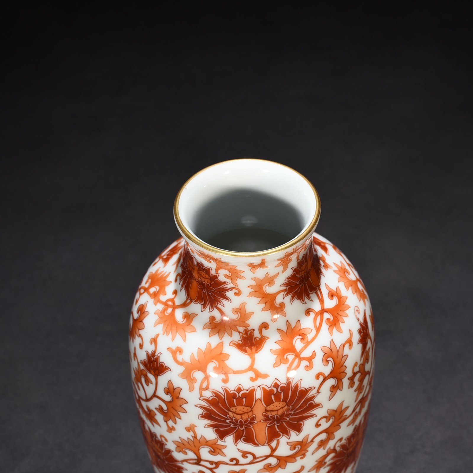 Qing Dynasty Yongzheng alum red lantern vase with entwined branches and lotus pattern