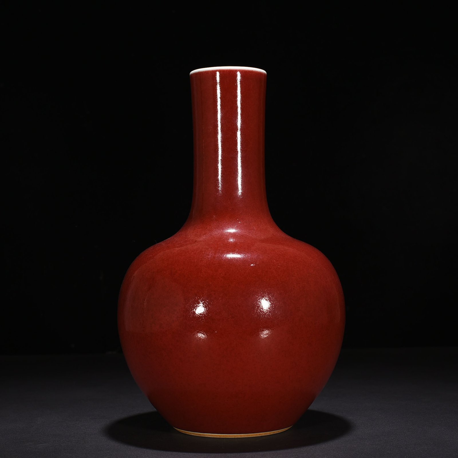 Qing Dynasty Yongzheng Festival red-glazed celestial sphere vase