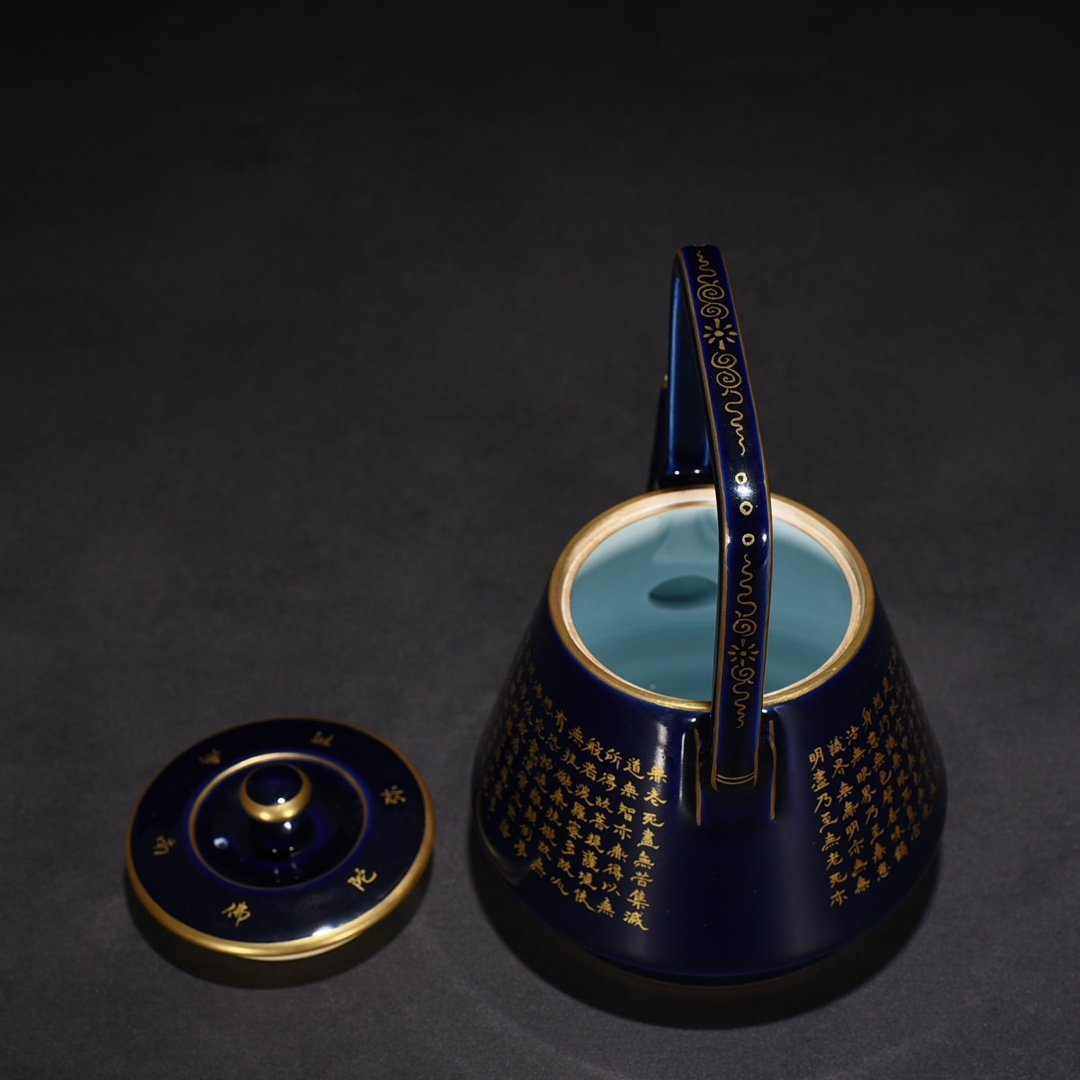 Qing Dynasty Yongzheng Festival blue glaze gilded multi-heart sutra teapot