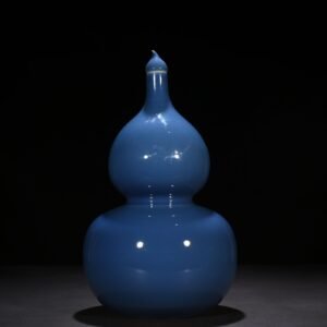 Qing Dynasty Yongzheng Festival blue-glazed gourd vase