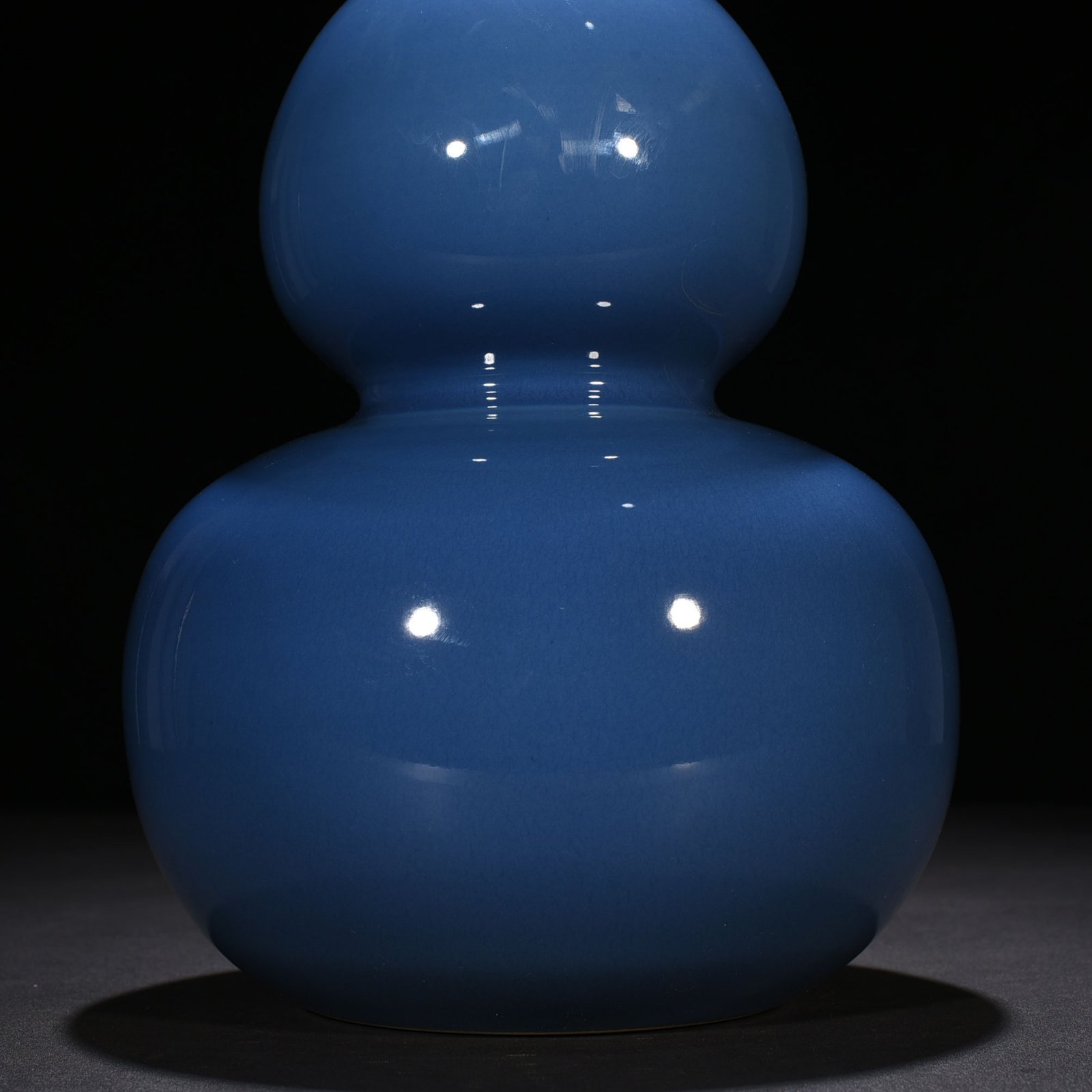 Qing Dynasty Yongzheng Festival blue-glazed gourd vase