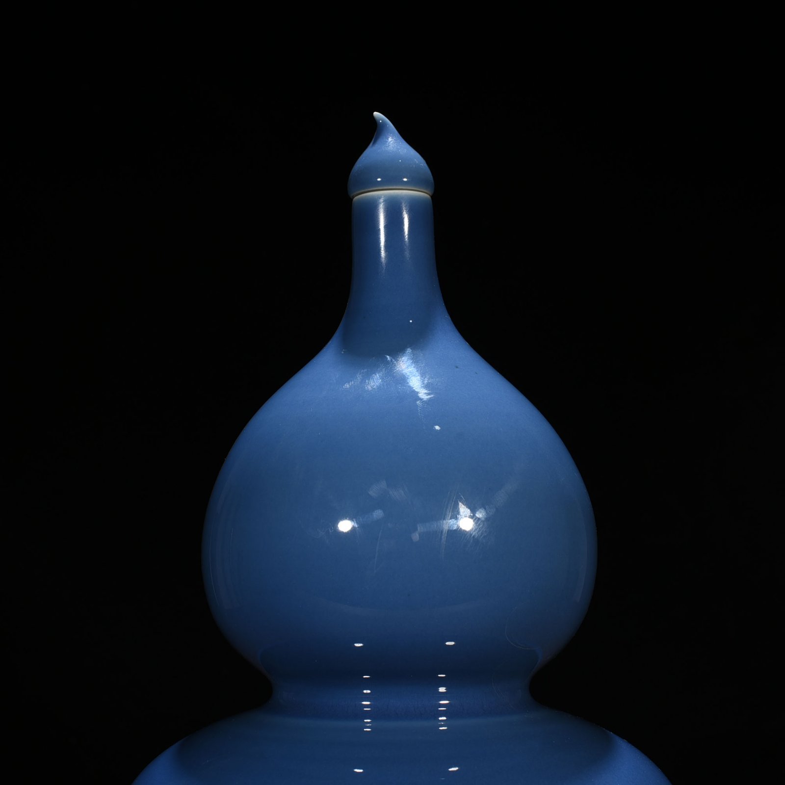 Qing Dynasty Yongzheng Festival blue-glazed gourd vase