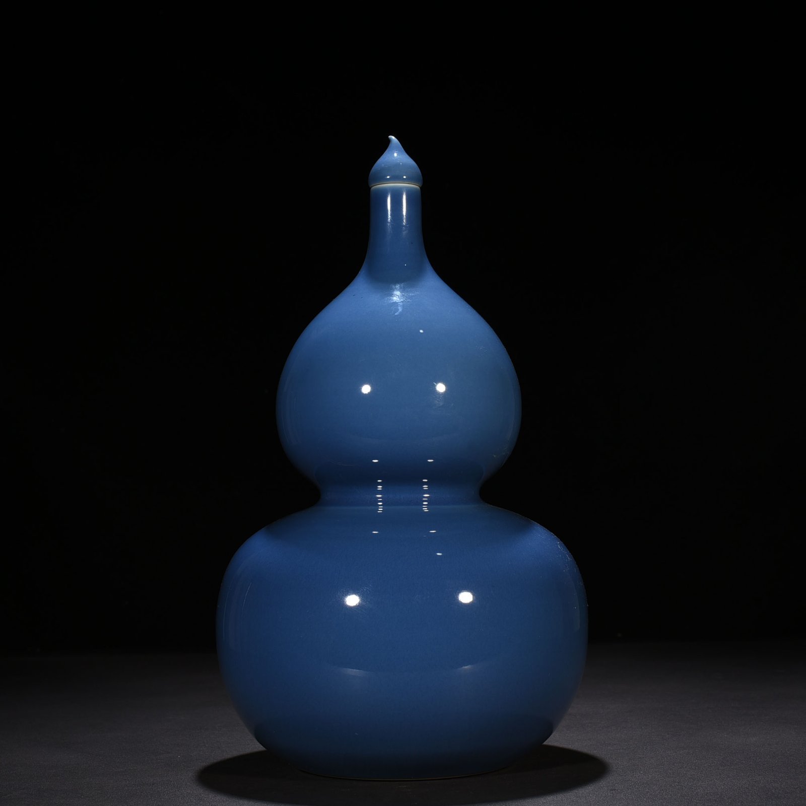 Qing Dynasty Yongzheng Festival blue-glazed gourd vase
