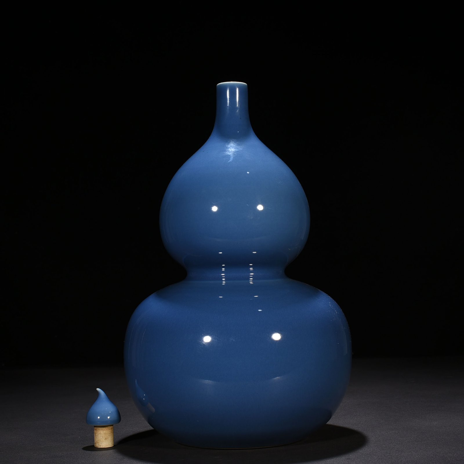 Qing Dynasty Yongzheng Festival blue-glazed gourd vase