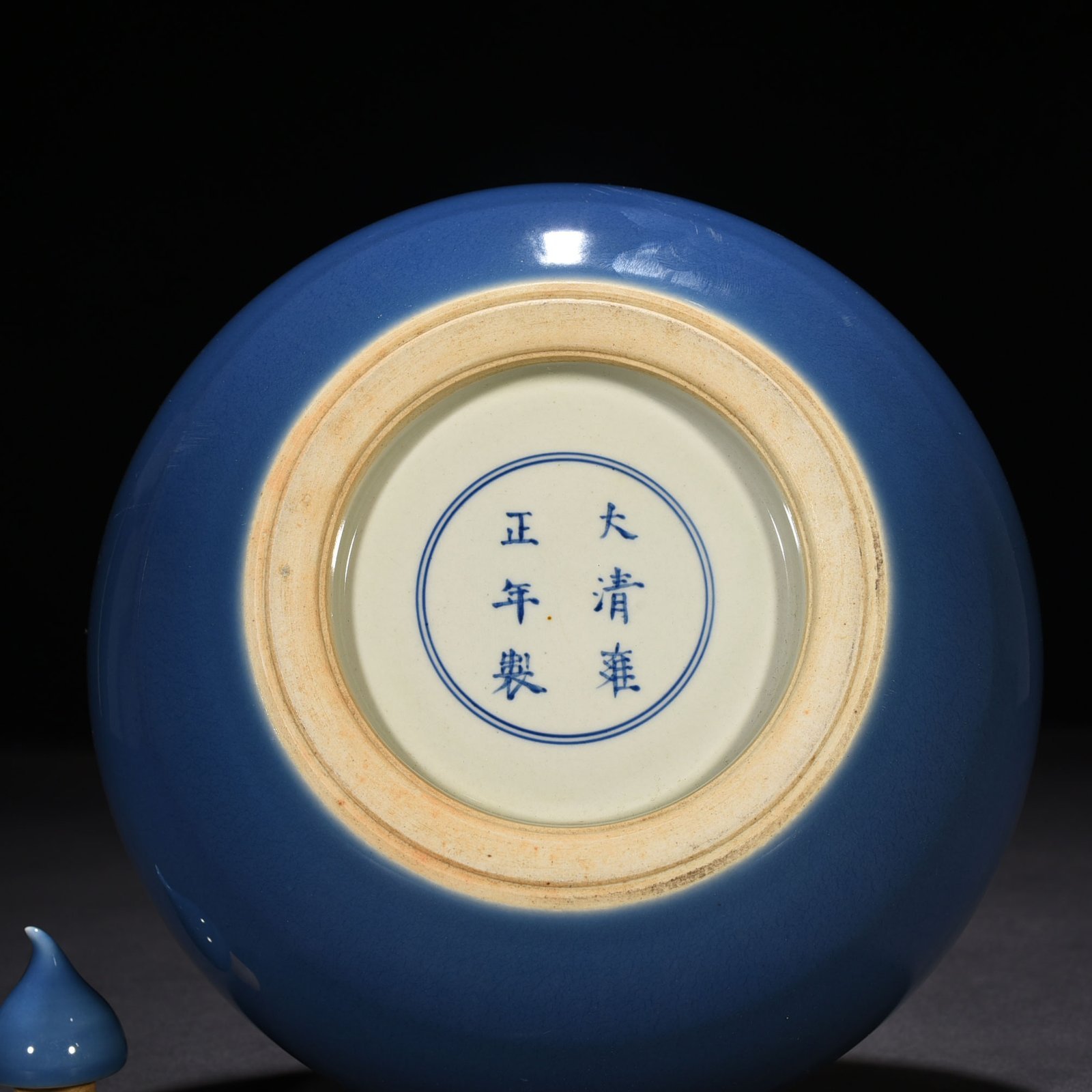 Qing Dynasty Yongzheng Festival blue-glazed gourd vase