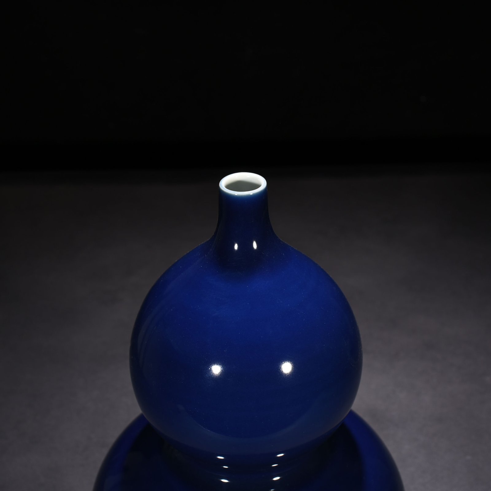 Qing Dynsaty Yongzheng Festival blue-glazed gourd vase