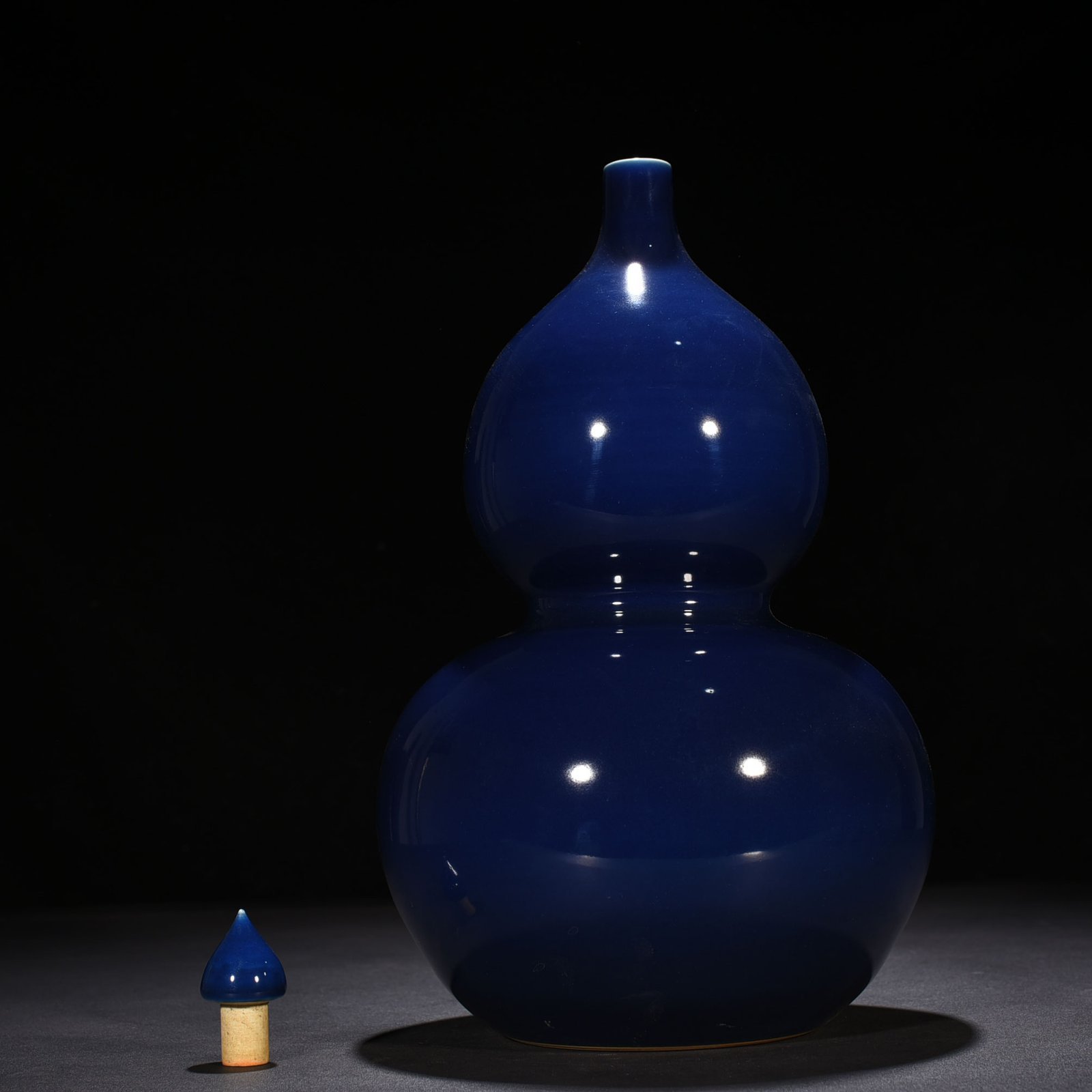 Qing Dynsaty Yongzheng Festival blue-glazed gourd vase