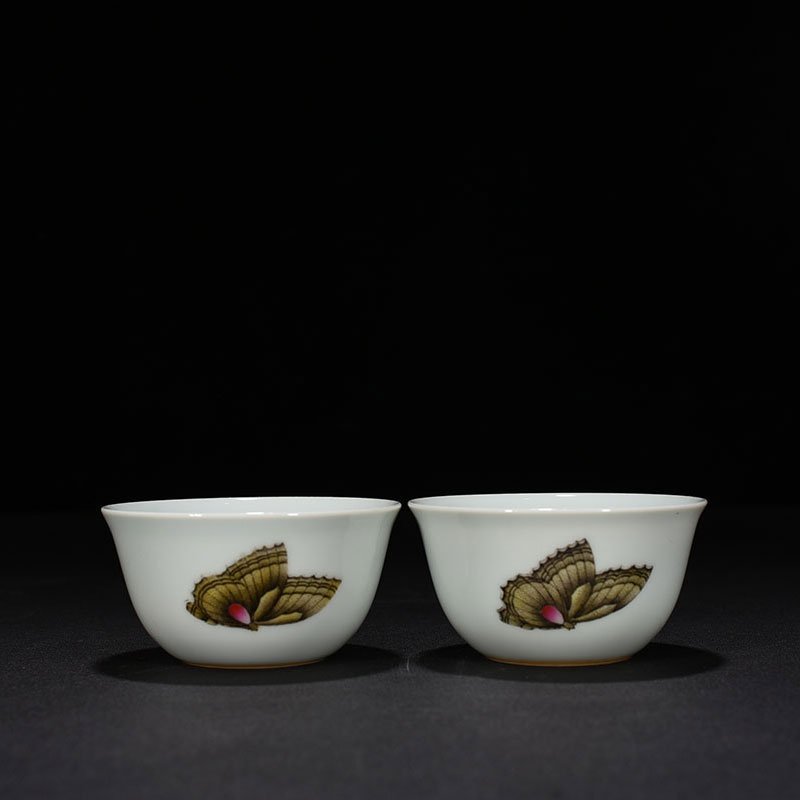 Qing Dynasty Yongzheng pastel three-autumn butterfly pattern cylinder cup