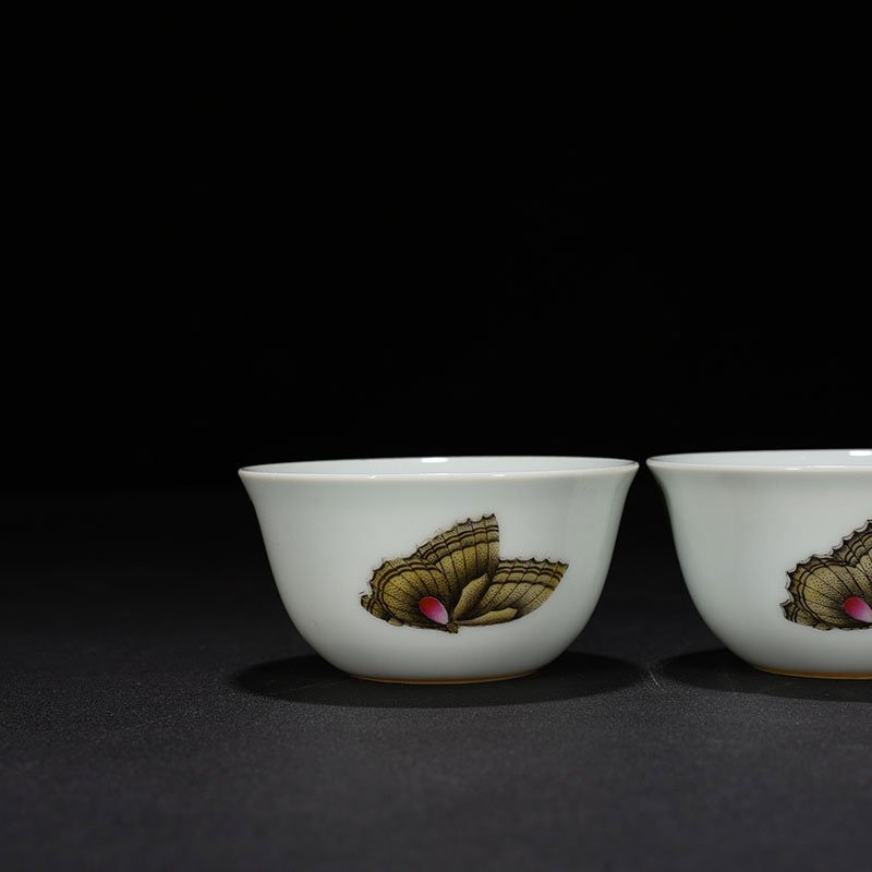 Qing Dynasty Yongzheng pastel three-autumn butterfly pattern cylinder cup