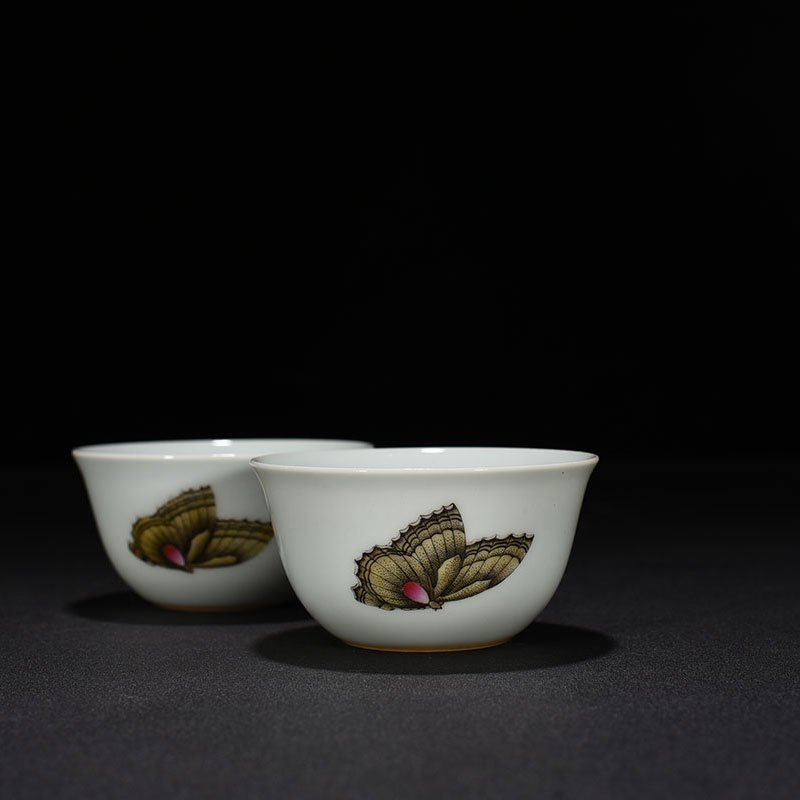 Qing Dynasty Yongzheng pastel three-autumn butterfly pattern cylinder cup