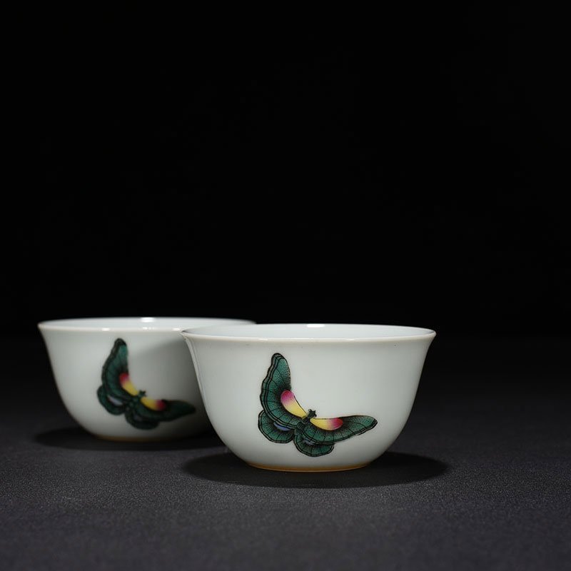 Qing Dynasty Yongzheng pastel three-autumn butterfly pattern cylinder cup